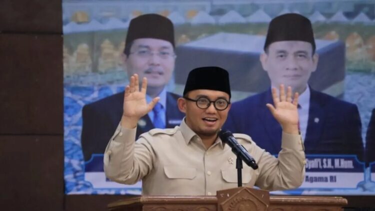 Wakil Kepala Badan Penyelenggara Haji (BPH) Dahnil Anzar Simanjuntak memberikan arahan kepada calon jamaah haji di Embarkasi Kota Padang, Sumatera Barat, Senin (26/5/2025). (ANTARA/Muhammad Zulfikar)