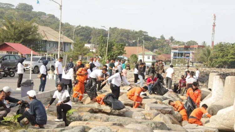 Bapas Padang Siap Terapkan Sanksi Kerja Sosial, Simulasi Digelar di Pantai Padang 1 Bapas Padang melakukan simulasi penerapan Sanski pidana kerja sosial di Padang pada Kamis (26/6/2025). ANTARA/HO-Bapas Padang