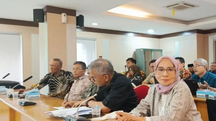 Gaungkan Nama Ruhana Kuddus, Budayawan Sumbar Dorong Penulisan Ulang Sejarah Nasional lebih Inklusif 1 Budayawan Sumbar Yeyen Kiram (kanan) dalam forum penulisan ulang sejarah yang diinisiasi oleh Komisi X DPR RI di kampus Unand Padang, pada Kamis (3/7). ANTARA/HO-Dokumenpribadi
