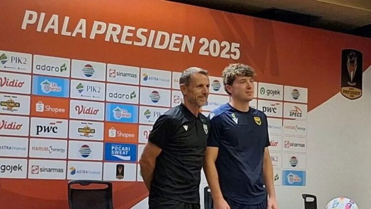 Hujan Gol di GBK! Oxford United Taklukan Liga 1 All-Stars 6-3 1 Pelatih Oxford United Gary Rowett (kiri) bersama dengan penyerang Ole Romeny (kanan) saat konferensi pers jelang Piala Presiden 2025 di Stadion Utama Gelora Bung Karno (SUGBK), Jakarta, Sabtu (5/7/2025). (ANTARA/FAJAR SATRIYO)
