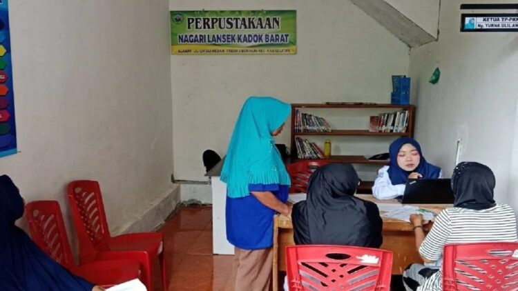 Peserta BPJS Kesehatan PBI di Pasaman Berkurang 4.217 Jiwa, Pemda Siap Tanggung lewat Program UHC 1 Petugas BPJS Kesehatan Kabupaten Pasaman saat melaksanakan layanan keliling ke Nagari Lansek Kodok Barat, Kecamatan Rao Selatan, Kabupaten Pasaman, Senin (7/7/2025).ANTARA/Heri Sumarno