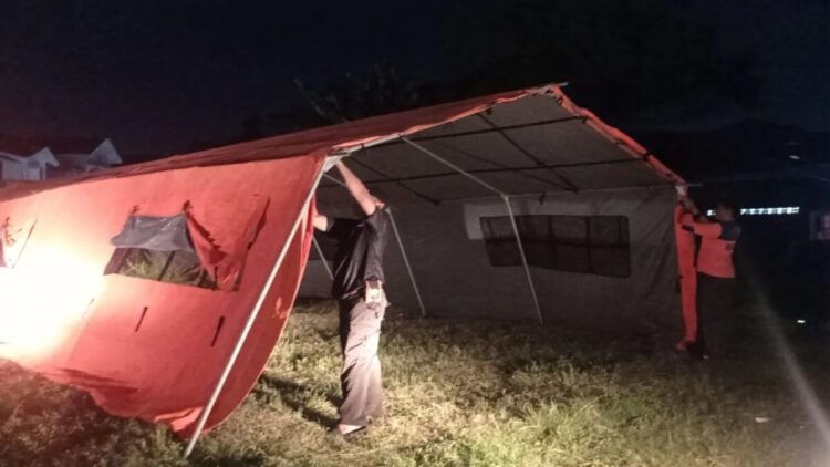 56 Warga Kehilangan Rumah akibat Kebakaran, BPBD Dirikan Tenda Darurat di Padang 1 Pemasangan tenda darurat sebagai tempat mengungsi bagi warga yang terdampak kebakaran di Parak Gadang, Padang Timur, Kota Padang pada Minggu (6/7). ANTARA/HO-BPBDPadang