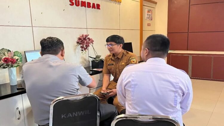 Tim Kemenkum Sumbar membantu pendaftaran merek bagi UMKM binaan Tanah Datar pada Senin (7/7). ANTARA/KO-KemenkumSumbar