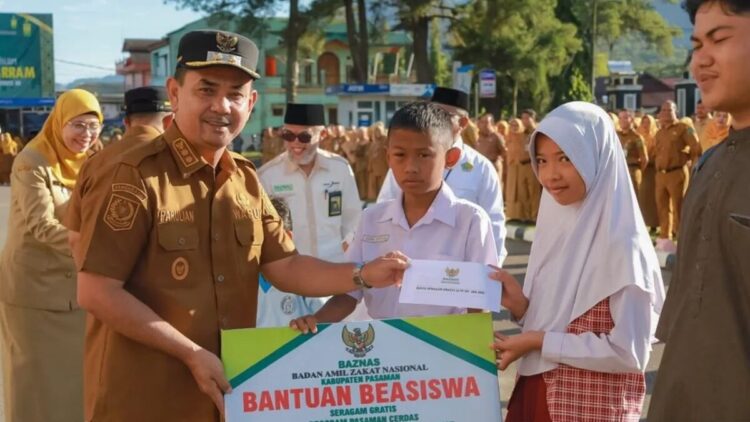 5.400 Siswa Pasaman Dapat Bantuan Seragam Gratis, Baznas Kucurkan Rp1,25 Miliar 1 Wakil Bupati Pasaman Parulian Dalimunte saat menyerahkan secara simbolis bantuan seragam gratis kepada siswa di halaman kantor Bupati setempat, Senin (7/7/2025).ANTARA/Heri Sumarno