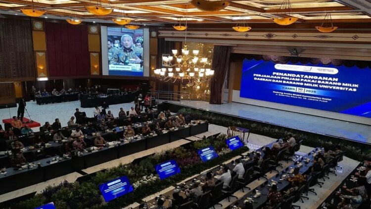 Ketua Tim Formatur Sekolah Rakyat Mohammad Nuh dalam pertemuan bersama para pemerintah daerah dan universitas untuk penandatanganan perjanjian pinjam pakai barang milik daerah untuk Sekolah Rakyat di Kantor Kemensos Jakarta, Kamis (10/7/2025). (ANTARA/Lintang Budiyanti Prameswari)