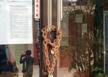 ​​​​​​​Warga Gembok SMA 5 Bukittinggi, Protes 35 Anak Lokal Tak Lulus PPDB