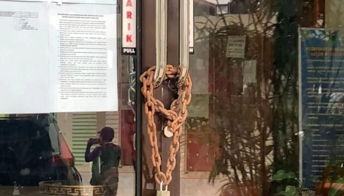 ​​​​​​​Warga Gembok SMA 5 Bukittinggi, Protes 35 Anak Lokal Tak Lulus PPDB