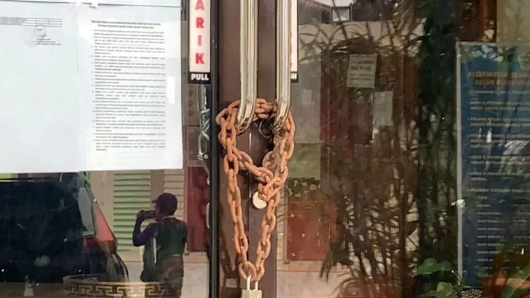 Pintu utama SMA 5 Negeri di Kota Bukittinggi, Sumatera Barat digembok warga karena tidak meluluskan pelajar dari daerah setempat di penerimaan kelulusan siswa baru 2025. (ANTARA/Al Fatah)