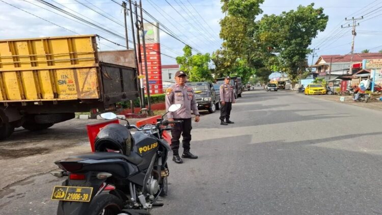 Personel Polsek Pasaman Polres Pasaman Barat saat melakukan pengamanan di SPBU Batang Toman Kecamatan Pasaman dalam upaya menjaga kelancaran kendaraan dan memberikan keamanan kepada pengendara. ANTARA/Altas Maulana.