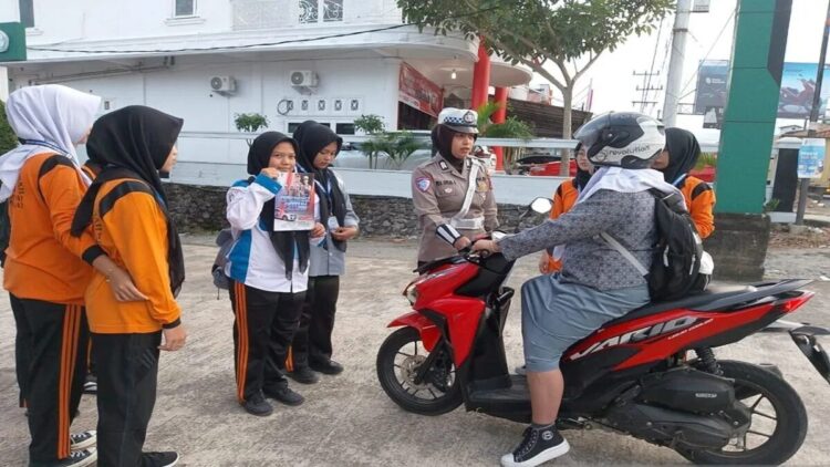 Jajaran Satuan Lalu-Lintas Polres Pasaman Barat saat melakukan sosialisasi tertib berlalu-lintas di SMA Al-Istiqomah dalam upaya meningkatkan kesadaran tertib bagi kalangan pelajar, Kamis (17/5/2025). ANTARA/HO-Humas Polres Pasaman Barat.