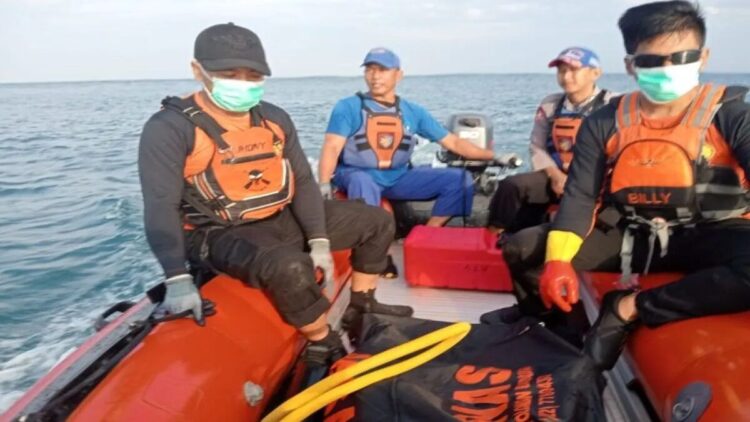 Petugas mengevakuasi jasad wisatawan yang tenggelam di perairan Pantai Sayang Heulang, Kecamatan Pameungpeuk, Kabupaten Garut, Jawa Barat, Senin (7/7/2025). (ANTARA/HO-Polres Garut)