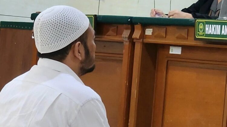 Oknum anggota Polrestabes Semarang Aipda Robig Zaenudin, terdakwa kasus dugaan penembakan yang menewaskan siswa SMKN 4 Semarang berinisial GRO, saat menjalani sidang di PN Semarang, Selasa (8/7/2025). ANTARA/I.C. Senjaya