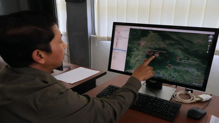 Petugas Pos Gunung Api (PGA) Gunung Marapi Teguh Purnomo menunjukkan peta sebaran stasiun pemantau Gunung Marapi di Kota Bukittinggi, Sabtu (19/7/2025). ANTARA/Muhammad Zulfikar