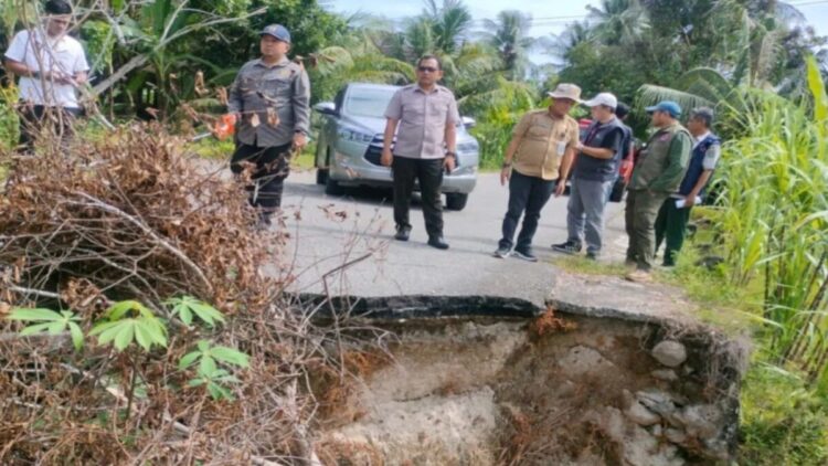 Tim dari BNPB melakukan verifikasi terhadap salah satu infrastruktur yang rusak akibat bencana alam di Kabupaten Padang Pariaman, Sumbar. Antara/HO-Diskominfo Padang Pariaman
