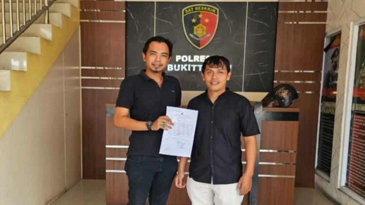 Puluhan Jamaah Umrah Asal Sumbar Telantar di Malaysia, Diduga jadi Korban Travel Bodong 1 Korban dugaan penipuan berkedok ibadah umrah, Yogi bersama pendamping hukum saat memberikan laporan di Polresta Bukittinggi. (ANTARA/Al Fatah)