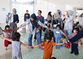 KAI Sumbar beri hiburan untuk anak dalam rangka Hari Anak Nasional. (dok. istimewa)