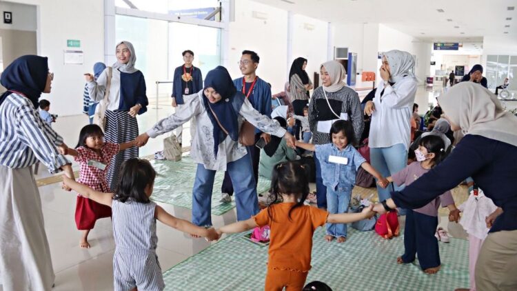 KAI Sumbar beri hiburan untuk anak dalam rangka Hari Anak Nasional. (dok. istimewa)