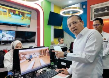 Staf Ahli Bidang Teknologi Informasi Tinjau Kantah Virtual Kota Tangerang: Benar-benar Digital Twin 1 Staf Ahli Bidang Teknologi Informasi Kementerian Agraria dan Tata Ruang/Badan Pertanahan Nasional (ATR/BPN), Dwi Budi Martono, meninjau salah satu inovasi dalam pelayanan pertanahan, yaitu Kantor Pertanahan (Kantah) Virtual di Tangerang. (dok. ATR/BPN)