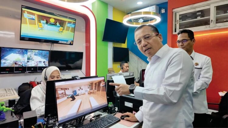 Staf Ahli Bidang Teknologi Informasi Tinjau Kantah Virtual Kota Tangerang: Benar-benar Digital Twin 1 Staf Ahli Bidang Teknologi Informasi Kementerian Agraria dan Tata Ruang/Badan Pertanahan Nasional (ATR/BPN), Dwi Budi Martono, meninjau salah satu inovasi dalam pelayanan pertanahan, yaitu Kantor Pertanahan (Kantah) Virtual di Tangerang. (dok. ATR/BPN)