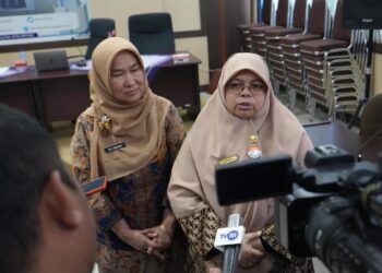 Disbuntanhor Sumbar Perkuat Layanan dan Regenerasi Petani untuk Wujudkan Swasembada 6 Kepala Disbuntanhor Provinsi Sumbar, Febrina Tri Susila Putri dan Kadis Kominfotik Siti Aisyah saat diwawancarai wartawan, Kamis. (dok. Diskominfotik Sumbar)