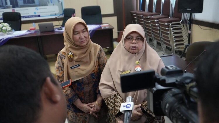 Disbuntanhor Sumbar Perkuat Layanan dan Regenerasi Petani untuk Wujudkan Swasembada 1 Kepala Disbuntanhor Provinsi Sumbar, Febrina Tri Susila Putri dan Kadis Kominfotik Siti Aisyah saat diwawancarai wartawan, Kamis. (dok. Diskominfotik Sumbar)