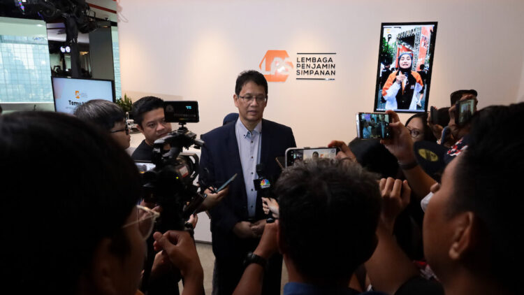 Jaga Ketenangan dan Kenyamanan Nasabah, LPS Terus Perkuat Sistem Teknologi dan Informasi 1 Ketua Dewan Komisioner LPS, Purbaya Yudhi Sadewa saat diwawancarai wartawan di Jakarta. (dok. Humas LPS)