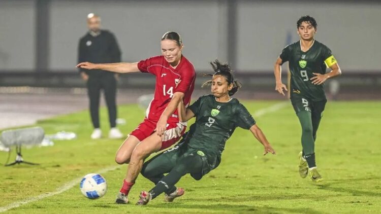 Ditekuk Pakistan 0-2, Garuda Pertiwi di Ujung Tanduk 1 Pesepak bola Timnas Putri Indonesia Isa Guusje Warps (kiri) berusaha melewati adangan pesepak bola Timnas Putri Pakistan Aqsa Mushtaq (tengah) dan Suha Hirani (kanan) saat pertandingan kualifikasi Piala Asia Wanita 2026 Grup D di Stadion Indomilk Arena, Kabupaten Tangerang, Banten, Rabu (2/7/2025). ANTARA FOTO/Galih Pradipta/nym.