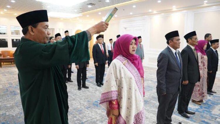 Prof. Martin Kustati Resmi Dilantik sebagai Rektor UIN Imam Bonjol 2025–2029 1 Martin Kustati resmi dilantik jadi Rektor Universitas Islam Negeri (UIN) Imam Bonjol Padang. (dok. istimewa)