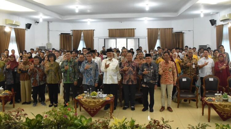 Wawako Maigus Nasir Apresiasi Pelatihan Petani Agroforestry di BPVP Padang 1 Pelatihan petani forestery di BPVP Padang yang dihadiri Menaker Yassierli dan jajaran, Gubernur Mahyeldi, Wawako Padang Maigus Nasir serta stakeholder terkait lainnya. (dok. Prokopim)