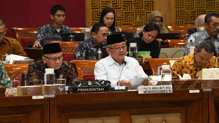 Dalam Rapat Kerja bersama Komisi X DPR RI, Kementerian Pendidikan Dasar dan Menengah (Kemendikdasmen) menyampaikan arah kebijakan strategis dan rincian usulan anggaran tahun 2026 yang akan menjadi fondasi penting dalam menyongsong visi Indonesia Emas 2045 (Foto: Dok Kemendikdasmen)
