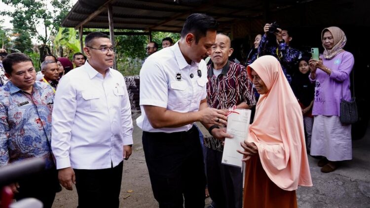 Menko AHY dan Wamen Ossy Serahkan Langsung Sertifikat Masyarakat Kabupaten Pacitan 1 Menko AHY dan Wamen Ossy serahkan sertifikat untuk warga di Pacitan. (dok. istimewa)