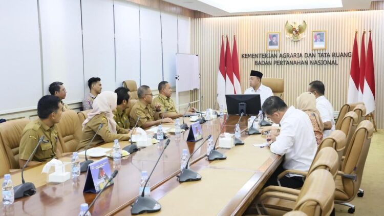 Menteri Nusron audiensi dengan Wali Kota Bekasi dan jajaran. (dok. ATR/BPN)