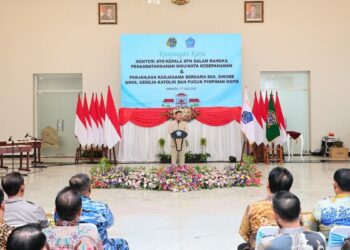 Menteri Nusron berbicara di hadapan stakeholder pertanahan di Sulut jelang MoU. (dok. ATR/BPN)