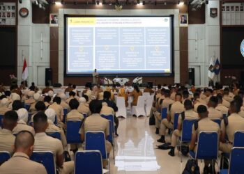 Menteri Nusron Bicara Soal Pertanahan dan Tata Ruang di Orientasi Kepemimpinan Kepala Daerah Gelombang II: Kolaborasi dengan Pemda Mutlak 11 Menteri Nusron beri sambutan di orientasi kepemimpinan gelombang 2. (dok. ATR/BPN)