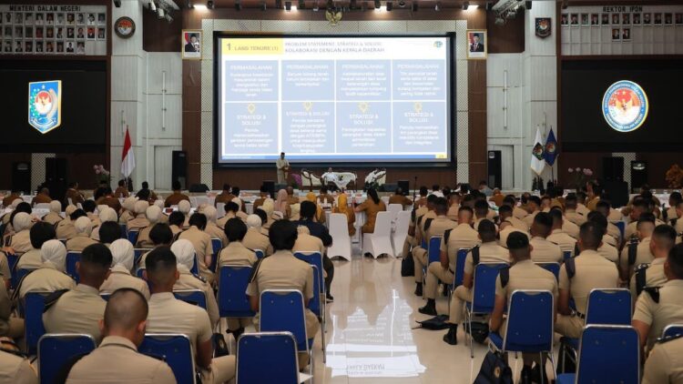 Menteri Nusron Bicara Soal Pertanahan dan Tata Ruang di Orientasi Kepemimpinan Kepala Daerah Gelombang II: Kolaborasi dengan Pemda Mutlak 1 Menteri Nusron beri sambutan di orientasi kepemimpinan gelombang 2. (dok. ATR/BPN)