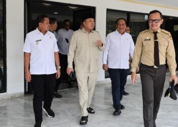 Cegah Sengketa Pertanahan, Menteri Nusron Ajak Kepala Daerah Sosialisasikan Pemasangan Tanda Batas Tanah 10 Menteri Nusron bersama Wamendagri dan sejumlah Kepala Daerah usai beri kuliah umum di IPDN. (dok. ATR/BPN)