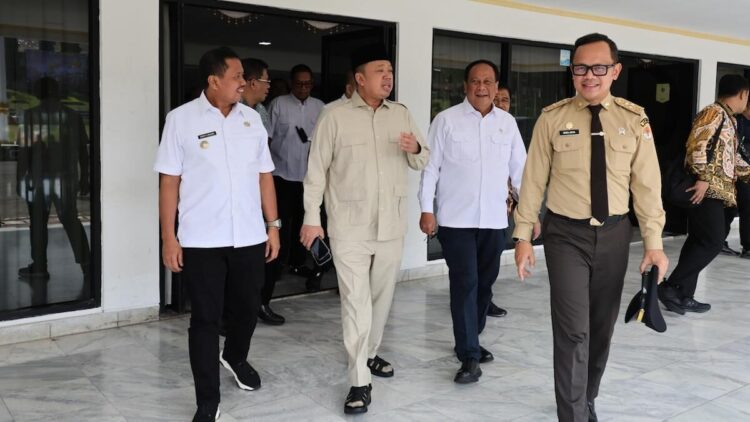 Menteri Nusron bersama Wamendagri dan sejumlah Kepala Daerah usai beri kuliah umum di IPDN. (dok. ATR/BPN)