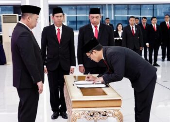 Lantik Pejabat Baru di Lingkup Eselon II, Menteri Nusron Ingatkan 80% Tugas Pokok Adalah Pelayanan 9 Menteri Nusron lantik pejabat baru eselon II Kementerian ATR/BPN. (dok. istimewa)