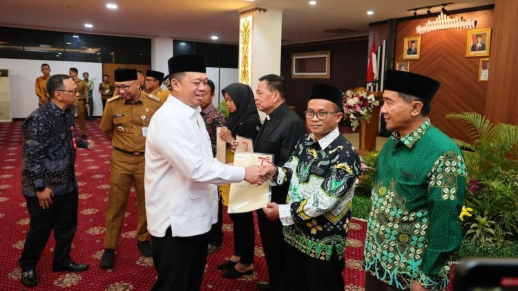 Saksikan Penandatanganan MoU di Lampung, Menteri Nusron Ajak Tokoh Agama Kawal Sertifikasi Tanah Wakaf 1 Menteri Nusron serahkan sertifikat tanah wakaf di Lampung. (dok. istimewa)