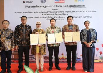 Penandatanganan Nota Kesepahaman terkait Kerja Sama Penyediaan Infrastruktur Stasiun Pengisian Kendaraan Listrik Umum (SPKLU) antara PLN dengan MEBI dan Alfamart yang digelar di Tangerang, Banten, Rabu (23/7). (dok. Humas)