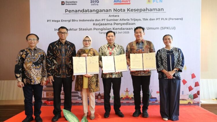 PLN Bangun Kolaborasi Kembangkan Infrastruktur SPKLU di Lokasi Strategis se-Indonesia 1 Penandatanganan Nota Kesepahaman terkait Kerja Sama Penyediaan Infrastruktur Stasiun Pengisian Kendaraan Listrik Umum (SPKLU) antara PLN dengan MEBI dan Alfamart yang digelar di Tangerang, Banten, Rabu (23/7). (dok. Humas)