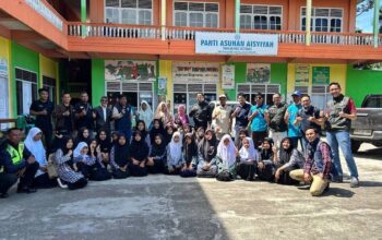 PLN Payakumbuh berbagi dengan anak panti asuhan. (dok. Humas PLN)