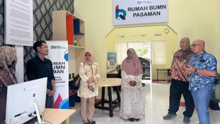 PLN UID Sumbar kunjungi rumah BUMN Pasaman. (dok. Humas PLN)
