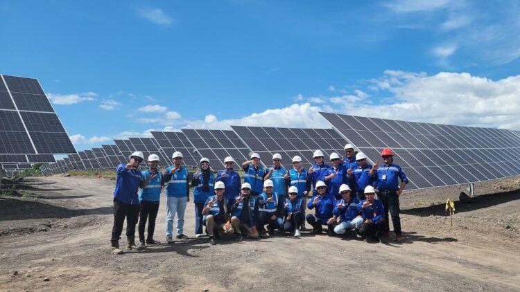 Kolaborasi antara PLN dan Medco dalam pembangunan PLTS Bali Timur berkapasitas 25 megawatt peak (MWp). PLTS ini menjadi salah satu proyek yang juga diresmikan oleh Presiden Prabowo Subianto pada Kamis (26/6). (dok. Humas PLN)