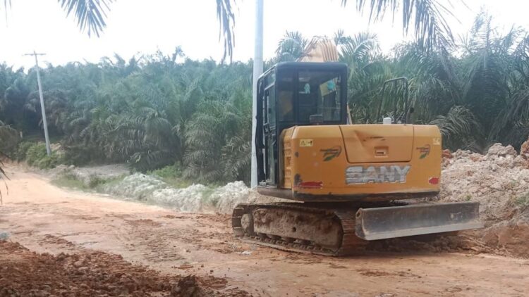 PTPN IV Regional 4 Perbaiki Jalan, Perekonomian Desa Melambung 1 PTPN IV Regional bantu perbaikan jalan. (dok. istimewa)