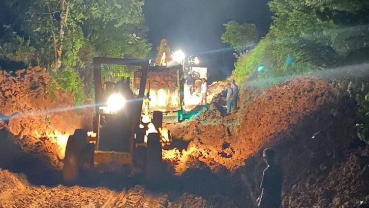 Ekonomi Warga Meningkat, PTPN IV Regional 4 Perbaiki Jalan 6 Desa 1 PTPN IV Regional 4 perbaiki empat jalan desa. (dok. istimewa)