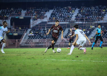 Gelandang asing baru Semen Padang FC, Pedro Matos berusaha melewati pemain Negeri Sembilan FC. Tim Kabau Sirah kalah 3-0 di laga uji coba ini. (dok. MO SPFC)