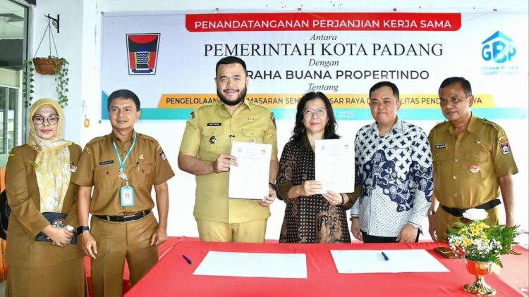 Hidup Segan Mati Tak Mau, Kini SPR Plaza Padang Punya Pengelola Baru 1 Penandatanganan kerjasama antara Pemko Padang dengan pengelola baru SPR Plaza. (dok. Prokopim)