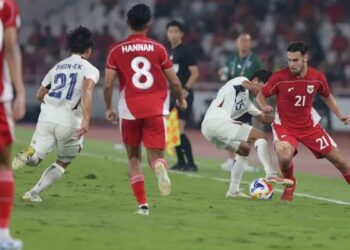 Jens Raven berebut bola dengan pemain Thailand. (dok. istimewa)