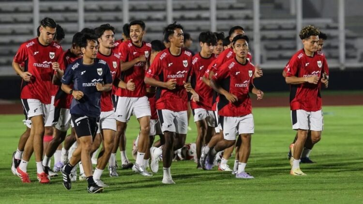Sejumlah pesepak bola Timnas Indonesia U-23 mengikuti sesi latihan jelang Piala AFF di Stadion Madya, Senayan, Jakarta, Kamis (10/7/2025). Timnas Indonesia U-23 menggelar latihan jelang Piala AFF 2025 yang akan berlangsung pada 15-29 Juli 2025. (ANTARA FOTO/Asprilla Dwi Adha/bar)